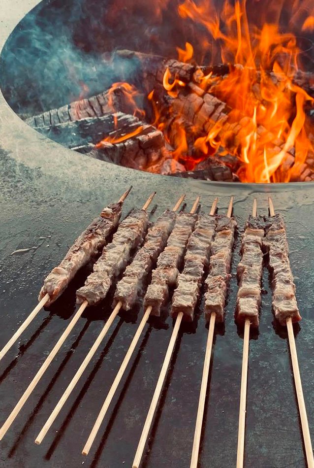 brochettes-boeuf-barbecue-ofyr-cuisson-feu-bois